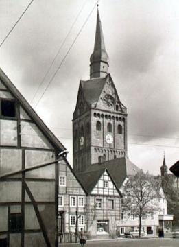 Markplatzansicht mit St. Laurentius-Kirchturm