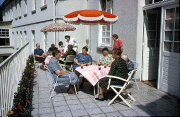 Westfälische Klinik für Psychiatrie Benninghausen: Patientinnengruppe auf dem Sonnenbalkon ihrer Krankenstation