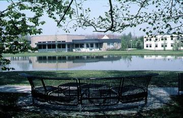 Westfälische Klinik für Psychiatrie Benninghausen: Neues Sozialzentrum, erbaut 1970/71, mit Teich und Grünanlage.