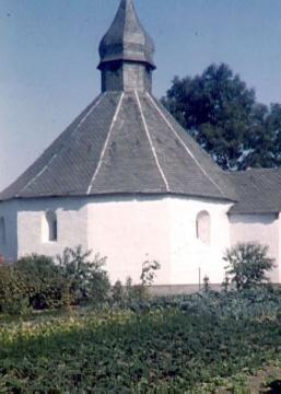 Heilig Kreuz-Kapelle ("Drüggelter Kapelle") auf Hof Schulte-Drüggelte in Möhnesee-Delecke, romanischer Zentralbau mit zwölfeckigem Grundriss, erbaut Mitte des 12. Jh. - Ansicht um 1959?