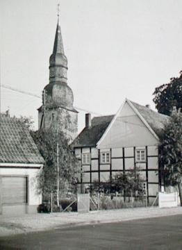 Östinghausen: Dorfbild mit dem Kirchturm von St. Stephanus