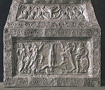 Reliquienschrein des heiligen Petrus, um 1070, Vorderseite mit der Kreuzigung Petri (St. Petrus und Gorgonius-Dom)