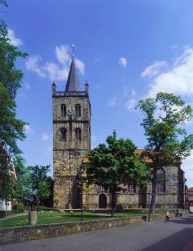 Ev. Christuskirche mit Kirchplatz, neuromanischer Westturm (nach Brandzerstörung wiedererrichtet Mitte 19. Jh.) mit neugotischem Langhaus, erbaut 1523-1535