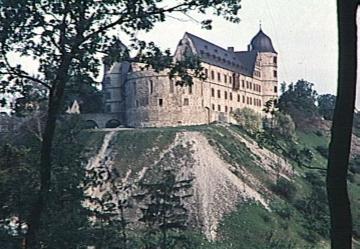 Schrägansicht der Wewelsburg mit der Turmruine an der Schmalseite, erbaut um 1604, heute Museum