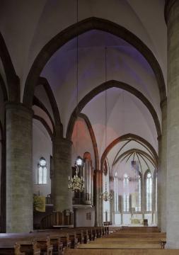 Ev. Pauluskirche, Kirchenhalle mit Kunst-Installation "3 Weltreligionen", dargestellt durch 3 farbigen Scheinwerfer