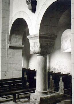 Lügde, St. Kilian-Kirche, 1951: Östliche Romanische Säule im nördlichen Seitenschiff. Das Kapitell zeigt - zusammen mit drei weiteren Kapitellen in der Kirche - ein Bildprogramm zur Schöpfungsgeschichte.