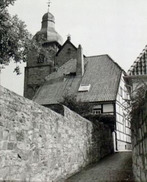 Gasse mit dem Turm der Kirche St. Maria zur Höhe, die sogenannte Hohnekirche