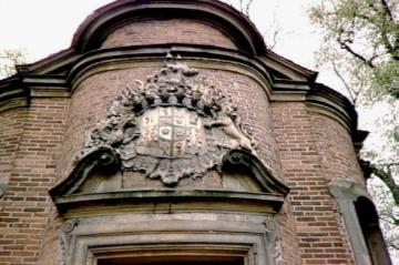 Stifterwappen der Grafen von Kaunitz-Rietberg am Portal der Kapelle St. Johannes Nepomuk