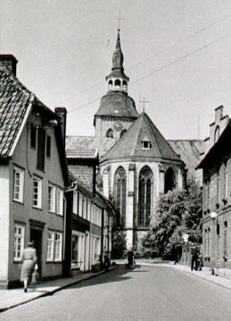 Wiedenbrück: Straßenansicht mit Chor der St. Ägidius-Kirche