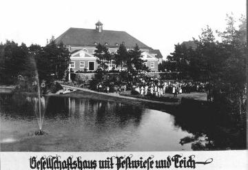 Provinzial-Heilanstalt Gütersloh, gegr. 1912: Gesellschaftshaus mit Festwiese und Teich. Undatiert, um 1928?