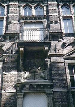 Haus Assen, Balkon und Portalrelief an der hofseitigen Fassade