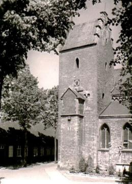 St. Cornelius und Cyprian-Kirche: Westbau der ehemaligen Stiftskirche von Süden