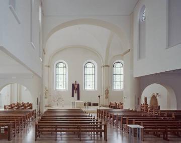 Kath. Pfarrkirche St. Mariä Himmelfahrt, Kirchenhalle Richtung Altar