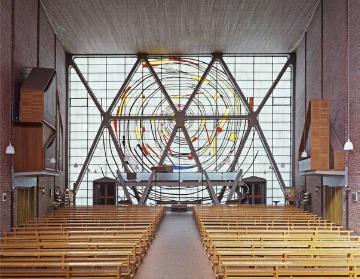 Kath. Heilig-Kreuz-Kirche, Innenansicht Richtung Eingangsfront mit Glasfenster von Georg Meistermann, Kirche erbaut 1955-1957 in Form einer Parabel, Architekt: Rudolf Schwarz