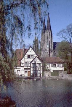 Die Teichsmühle mit Blick auf die "Wiesenkirche" (ev. Pfarrkirche St. Maria zur Wiese)