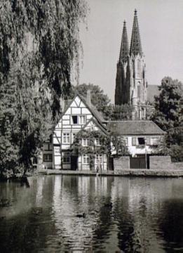 Die Teichsmühle mit Blick auf die "Wiesenkirche" (ev. Pfarrkirche St. Maria zur Wiese)