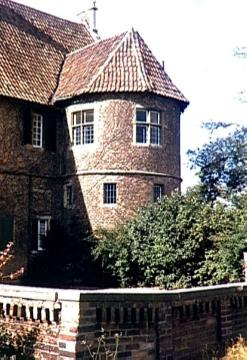 Haus Byink: Torhaus der einstigen Wasserburg, erbaut 1561, Teilansicht mit östlichem Eckturm