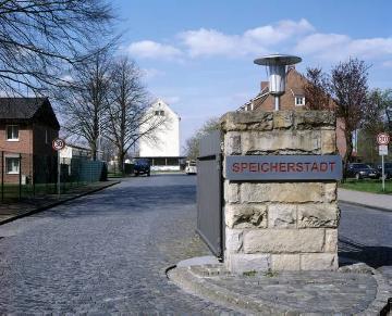 Eingang zum Bürozentrum "Speicherstadt", 1936-1945 Heeresverpflegungshauptamt mit 9 Kornspeichern und Großbäckerei, 1945-1994 Winterbourne-Kaserne der Britischen Rheinarmee, ab 2000 Umbau zum Bürozentrum