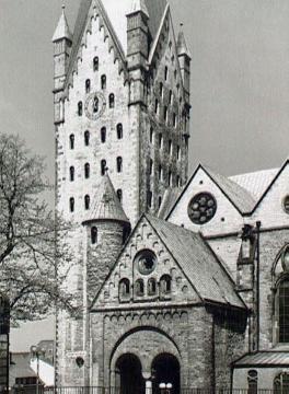 Turm und Paradies des St. Liborius Domes von Süden