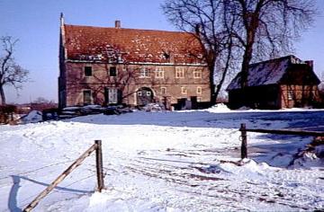 Haus Byink: Torhaus der einstigen Wasserburg, erbaut 1561, Westseite mit verschneiter Weide