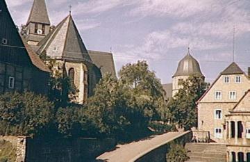 Frühere Burgkapelle und jetzige Kirche St. Jodokus mit Blick zur Wewelsburg