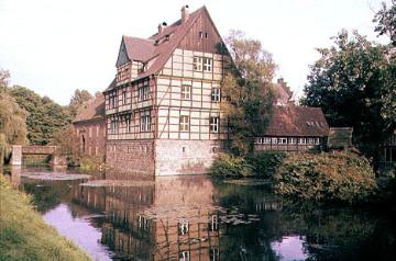 Haus Wittringen, Vorburg von der Gräftenseite, seit 1928 Sitz des Heimatmuseums