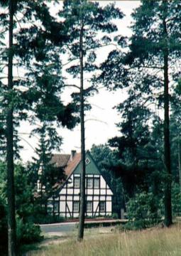 Fachwerkhaus am Eingang zum Waldfriedhof (Sennefriedhof)