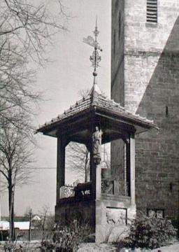 Reinhildis-Brunnen an der St. Kalixtus-Kirche in Hörstel-Riesenbeck, 1960 - benannt nach der Heiligen und Märtyrin Reinhild von Westerkappeln.