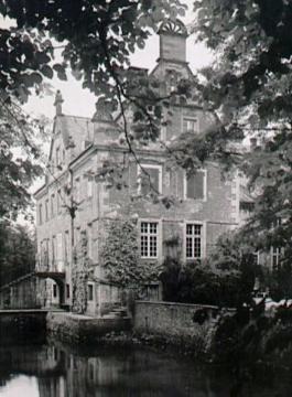 Schloss Surenburg bei Riesenbeck: Gartenfront und Eingangsfront des Seitenflügels mit Gräfte, um1940?