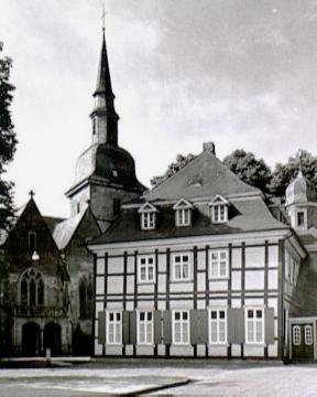 Das Rathaus und die Pfarrkirche St. Johannes Bapt.