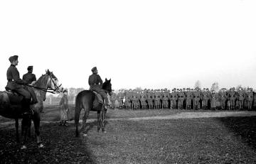 Soldaten des Pommerschen Landwehrregiments üben auf dem Sportplatz