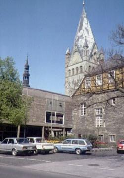 Das Wilhelm-Morgner-Haus und der Turm der Patroklikirche