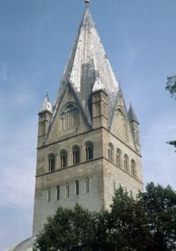 Der Turm der St. Patrokli-Kirche von Westen