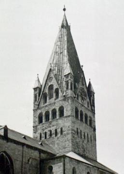 Die Turmspitze der St. Patrokli-Kirche