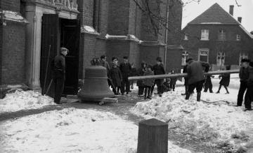 Ablieferung der Glocken, eine Glocke wird vor die Kirche transportiert