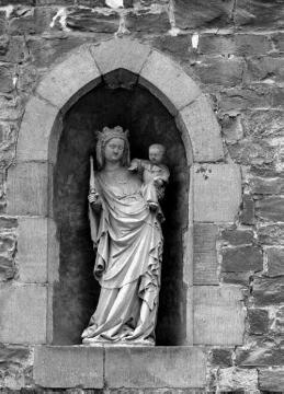 St. Christina-Kirche, Herzebrock: Lebensgroße Madonnenskulptur in einer Nische der Aussenfassade, Gotik, Mitte 14. Jahrhundert