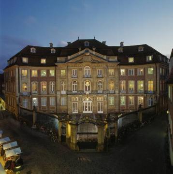 Erbdrostenhof, Salzstraße 38: Erleuchtete Schaufront mit Toranlage, Barockbau, 1753-1757 erbaut von Johann Conrad Schlaun
