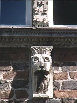 Haus Assen, Löwenkopf-Tragstein an der hofseitigen Innenfassade