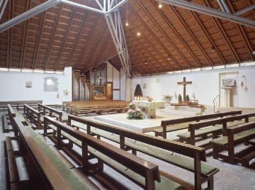 Neue St. Bartholomäus-Kirche, Kirchensaal mit Altar und Orgel