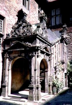 Schloss Heessen, Renaissance-Treppenbau im Innenhof