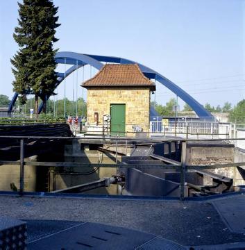 Dortmund-Ems-Kanal, Schleuse Münster: Schleusenwärterhäuschen? mit Eisenbahnbrücke von Osten