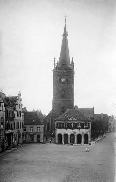 Marktplatz mit St. Agatha-Kirche und altem Rathaus - ehemalige Stadtwaage von 1567, Rathaus 1797-1902, Aufnahmen um  1918?