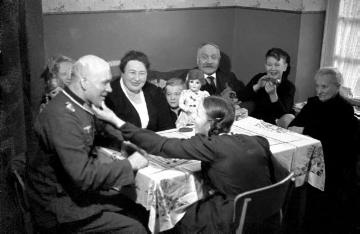 Soldaten im Heimaturlaub, Oskar Baltruschat im Kreis seiner Familie