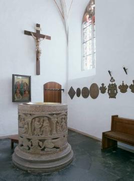 Kath. Pfarrkirche St. Bonifatius, romanischer Taufstein mit Kirchweihedatum 1129, bedeutendster Taufstein Deutschlands aus dem 12. Jh.