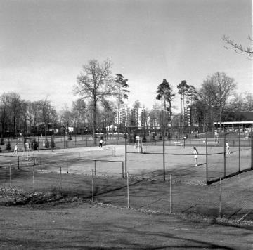 Tennisplätze am Rande der Neubausiedlung Stadtheide im Norden der Stadt
