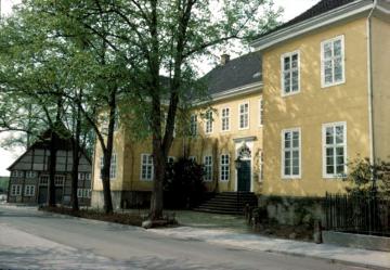 "Haus Münte", Herrenhaus Müntestraße 8: Ehemalige Münze und später gräflicher Witwensitz, barocke Dreiflügelanlage, erbaut um  1720,