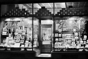 Tabakwaren Wilhelm Finke, Ludgeristraße 5: Beleuchtete Schaufenster (Geschäftsgebäude kriegszerstört am 10.Oktober 1943)