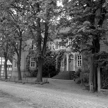 "Haus Münte", Herrenhaus Müntestraße 8: Ehemalige Münze und später gräflicher Witwensitz, barocke Dreiflügelanlage, erbaut um  1720,