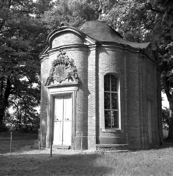 St. Johannes Nepomuk-Kapelle, Portalseite, erbaut 1747-1753 (zugeschrieben Johann Conrad Schlaun)