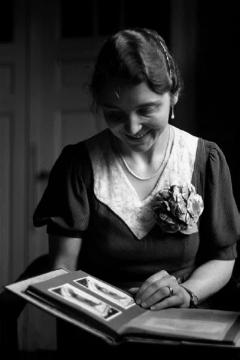 Ida Süthold mit einem Fotoalbum